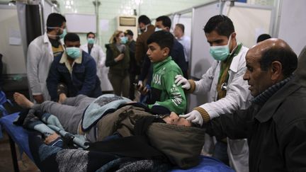 Un Syrien est hospitalisé à Alep (Syrie), samedi 24 novembre 2018, après une présumée attaque chimique&nbsp;menée par des insurgés.&nbsp; (GEORGE OURFALIAN / AFP)