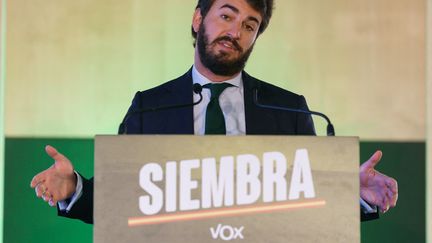 Juan Garcia Gallardo, du parti d'extrême droite Vox en Castille-et-León, lors d'une conférence de presse à Valladolid (Espagne), le 14 février 2022 (CESAR MANSO / AFP)