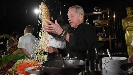 Le chef Wolfgang Puck, responsable du repas de la cérémonie des Oscars, à Hollywood le 31 janvier 2020 (KEVORK DJANSEZIAN / GETTY IMAGES NORTH AMERICA / AFP)