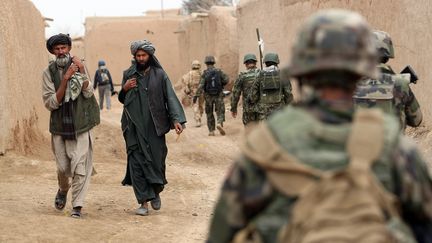 Des soldats britanniques, fran&ccedil;ais et afghans patrouillent dans la ville de Showal, dans le sud de l'Afghanistan, le 25 f&eacute;vrier 2010.&nbsp; (THOMAS COEX / AFP)