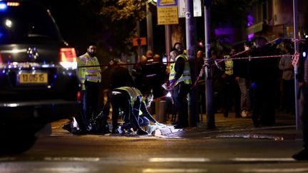 Intervention des secours dans la rue Dizengoff, à Tel Aviv, après une fusillade qui a fait au moins trois blessés le 9 mars 2023. (MOSTAFA ALKHAROUF / ANADOLU AGENCY / AFP)