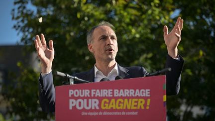 Raphaël Glucksmann lors d'un meeting à Rouen, le 28 juin 2024. (LOU BENOIST / AFP)