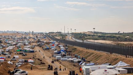 Des Palestiniens se sont réfugiés près de la barrière frontalière entre Gaza et l'Égypte, le 16 février 2024 à Rafah. (MOHAMMED ABED / AFP)