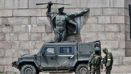 Des soldats russes patrouillent dans les rues de Kherson, ville sous le contrôle de la Russie au sud de l'Ukraine. (OLGA MALTSEVA / AFP)