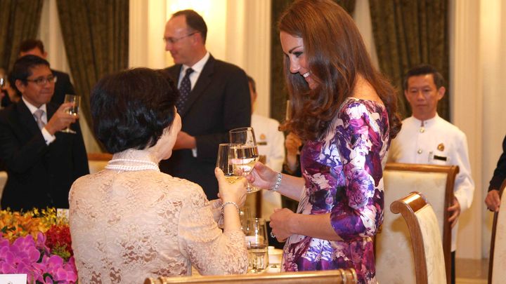 Kate Middleton trinque avec Mary Tan, la femme du Premier ministre de Singapour, le 11 septembre 2012 lors d'un d&icirc;ner. (HUSSEIN SAMIR / SIPA)