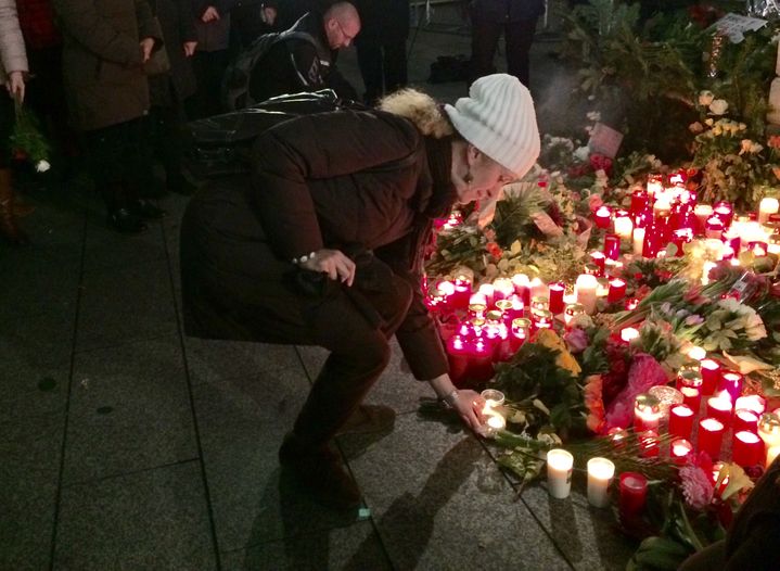 Astrid dépose une bougie en mémoire des victimes de l'attentat de Berlin, près de l'église du Souvenir, le 20 décembre 2016. (MARIE-VIOLETTE BERNARD / FRANCEINFO)