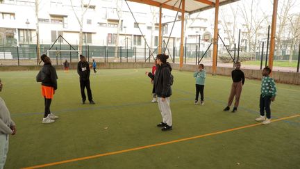 Une session de foot féminin dans un city stade du 19e arrondissement de Paris organisé par "Sine Qua Non" (franceinfo)