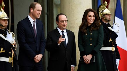 Le prince William, François Hollande et la princesse Kate sue le perron de l'Elysée, le 17 mars 2017.&nbsp; (MARTIN BUREAU / AFP)