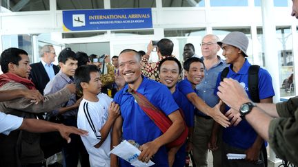 Des otages arrivent à l'aéroport de Nairobi (Kenya) après cinq ans de captivité, le 23 octobre 2016. (AFP)