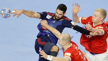 Nikola Karabatic à l'attaque de la défense danoise, lors de la finale de l'Euro entre la France et le Danemark, le 28 janvier 2024 à Cologne (Allemagne). (MAXPPP)