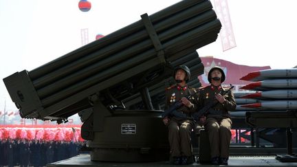 Des soldats sur un v&eacute;hicule lanceur de missiles lors de la parade militaire du 15 avril 2012 &agrave; Pyongyang (Cor&eacute;e du Nord). (PEDRO UGARTE / AFP)