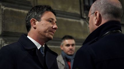 Benjamin Griveaux lors de son évacuation, le 5 janvier 2019, après&nbsp;l'irruption de manifestants dans son ministère. (BERTRAND GUAY / AFP)