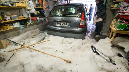 Un garage envahi par la grêle, le 29 juin 2021 à Plombières-les-Bains (Vosges). (MAXPPP)