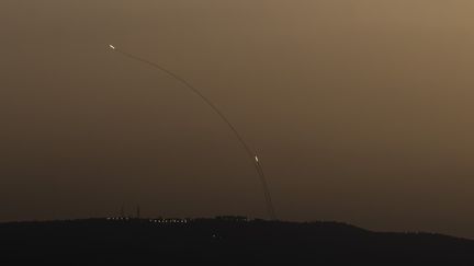 Des roquettes interceptées au-dessus d'Israël, le 14 octobre 2024. (MOSTAFA ALKHAROUF / ANADOLU / AFP)