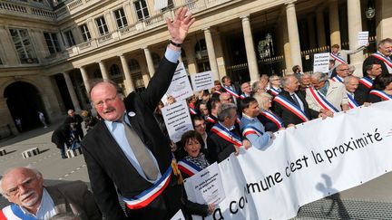 Des maires de communes rurales protestent contre la r&eacute;forme territoriale le 18 avril 2015 &agrave; Paris. (MICHEL STOUPAK / CITIZENSIDE.COM / AFP)