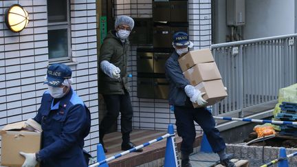 Des policiers mènent une perquisition dans&nbsp;l'appartement&nbsp;où a été séquestrée l'adolescente, le 28 mars 2016, à Saitama (Japon). (KOJI ITO / SIPA)