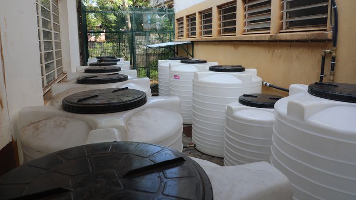 Des cuves dans une école de Longoni, le 11 octobre 2023, à Mayotte. (ROBIN PRUDENT / FRANCEINFO)