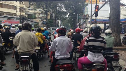 Surtout aux heures de pointes, par 32 degrés, les décibels et les odeurs suffocantes des pots d'échappement saturent l'air. Une vague de deux-roues ondule dans les rues à moins de 30 km/h. Si les feux de signalisation existent, ils sont peu respectés. Chacun connaît les codes de circulation, du piéton au bus, et finit pas se frayer un chemin dans ce long ruban. (Catherine Le Brech)