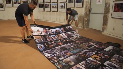 Les préparatifs de la partie de l'exposition consacrée au photographe français Patrick Chauvel à Visa pour l'image.&nbsp; (RAYMOND ROIG / AFP)