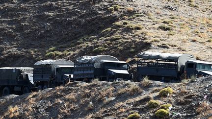 Des troupes alg&eacute;riennes, en Kabylie, le 23 septembre 2014, recherchent les ravisseurs d'Herv&eacute; Gourdel. (FAROUK BATICHE / AFP)