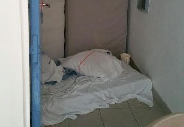 Un placard transformé en chambre dans l'unité Féroé, réservée aux détenus internés.&nbsp; (Photo prise par le personnel de l'hôpital)