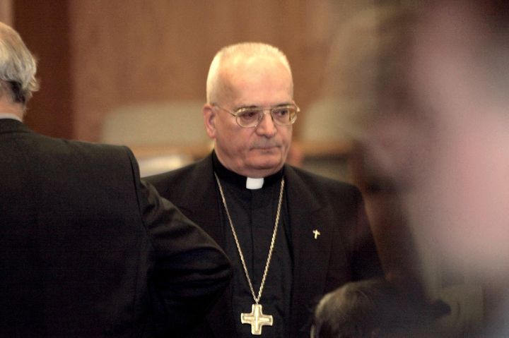 L'évêque de Bayeux, Pierre Pican, patiente dans la salle d'audience du palais de justice de Caen, le 14 juin 2001.  (MEHDI FEDOUACH / AFP)