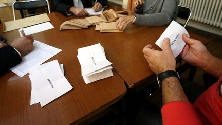 Dépouillement de la primaire de droite dans un bureau de vote à&nbsp;Menton (Alpes-Maritimes), le 27 novembre 2017.&nbsp; (MAXPPP)