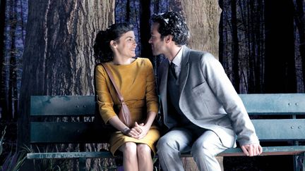 Il neige des plumes sur Audrey Tautou et Romain Duris. Normal, on est&nbsp;dans un film de Michel Gondry. (STUDIOCANAL)