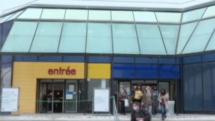 Dans les 23 départements placés en vigilance renforcée à cause d’une forte circulation de l’épidémie de Covid-19, les magasins non-alimentaires de plus de 10 000 m2 devront fermer. Certains commerçants sont choqués. (FRANCE 3)