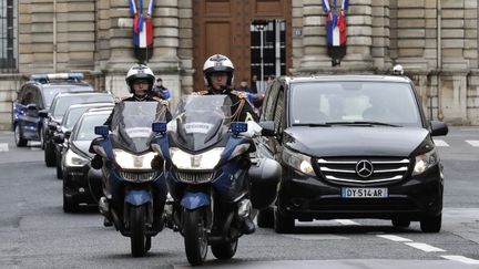 Des motards de la Garde républicaine escortent le véhicule transportant la dépouille d'Arnaud Beltrame à Paris le 27 mars 2018. (THOMAS SAMSON / AFP)