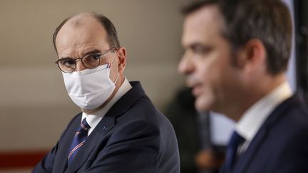 Le Premier ministre, Jean Castex,&nbsp;et le ministre de la Santé, Olivier Véran, lors d'une conférence de presse à Paris, le 7 janvier 2021. (LUDOVIC MARIN / AFP)