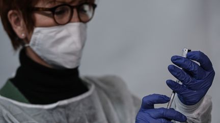 Une soignante prépare un vaccin contre Covid-19, au Palais des Sports de Lyon, le 14 janvier 2021. Photo d'illustration. (JEAN-PHILIPPE KSIAZEK / AFP)