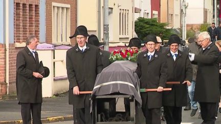 À Béthune (Pas-de-Calais), les Charitables aident les plus démunis et accompagnent les familles dans le deuil. C’est une tradition laïque qui se perpétue encore. (France 2)