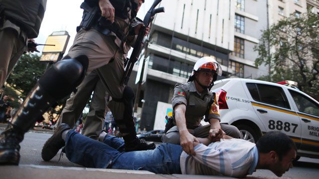 &nbsp; (Des policiers maintiennent un manifestant au sol, à Porto Alegre © Reuters/Edgard Garrido)