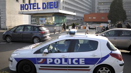 Des policiers passent devant l'h&ocirc;pital nantais o&ugrave; un d&eacute;tenu s'est &eacute;vad&eacute; lors d'un transfert m&eacute;dical, le 27 novembre 2013. (JEAN-SEBASTIEN EVRARD / AFP)