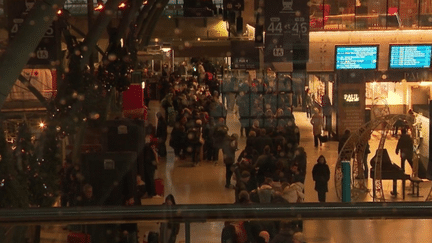 Les Eurostar circulent à nouveau, dimanche 31 décembre, après la gigantesque pagaille de samedi. Au total, près de 30 000 passagers se sont retrouvés bloqués. (France 2)