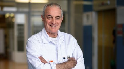 Le professeur Didier Pittet, épidémiologiste, spécialiste de l'hygiène des mains et du contrôle des infections, à Genève (Suisse), le 10 novembre 2020. (FABRICE COFFRINI / AFP)