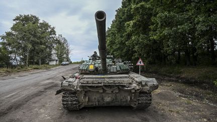 Un char russe abandonné dans la région de Kharkiv, le 10 septembre 2022.&nbsp; (JUAN BARRETO / AFP)