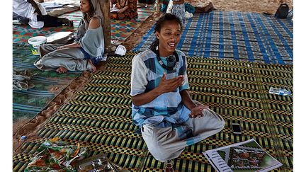 Maam Samba Mbow, 22 ans, dont l’arrière-arrière-grand-père a fondé le village, est coordinateur de développement des projets de l’ONG. A la demande des dirigeants mourides, il a déménagé à Mbacke Kadjior, berceau du mouvement Baye Fall, à quelques kilomètres de Ndem. "L'un des principaux objectifs est de vraiment ralentir l'exode rural pour créer une économie locale dynamique qui soit bonne pour les villageois, afin qu'ils puissent avoir une vie heureuse et des activités intéressantes", explique-t-il à Reuters. Tisser des liens entre les communautés, offrir une vie simple fondée sur une spiritualité généreuse, le travail et la solidarité, forment l’essence de l’ONG des Villageois de Ndem.&nbsp; &nbsp; (REUTERS / ZOHRA BENSEMRA)