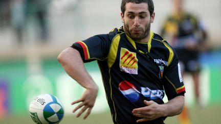 Le rugbyman argentin Federico Martin Aramburu réalise une passe lors d'un match avec Perpignan, le 17 novembre 2007, à Trévise (Italie).&nbsp; (GIUSEPPE CACACE / AFP)