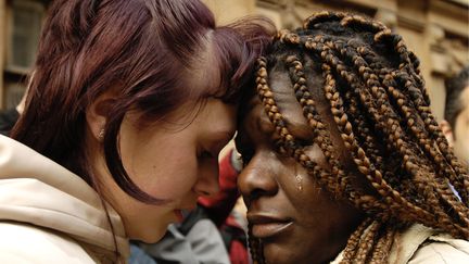 Des étudiantes de l'université des télécommunications de Saint-Pétersbourg en Russie, choquées par le meurtre d'un jeune Sénégalais, abattu en pleine rue en 2006. (KOMPANICHENKO SERGEY / SPUTNIK)