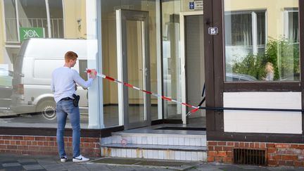 La police a mis au jour deux corps de femmes dans cet immeuble de Wittingen (Allemagne), le 13 mai 2019,&nbsp;après la découverte de trois corps percés d'arbalètes dans un hôtel à 645 kilomètres de là, le week-end du 11-12 mai 2019. (CHRISTOPHE GATEAU / DPA / AFP)