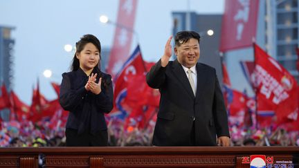 Kim Jong-un et sa fille, Kim Ju-ae lors d'une cérémonie officielle, le 14 mai 2024. (STR / KCNA VIA KNS / VIA AFP)