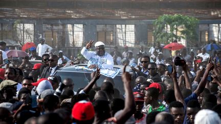 A huit mois de l'élection censée marquer la fin du règne du président Joseph Kabila, l'Union démocratique pour le progrès social (UDPS) a pu réunir quelques milliers de personnes autour de son dirigeant-candidat, avec une présence policière discrète. Le meeting avait été autorisé par le gouverneur de Kinshasa, qui avait systématiquement interdit les rassemblements de l'opposition, ainsi que les trois marches d'un collectif proche de l'église, les 31 décembre, 21 janvier et 25 février. «Cette autorisation n'est pas un cadeau, c'est une conséquence de notre lutte», a lancé d'entrée Félix Tshisekedi, investi il y a un mois pour défendre les couleurs du parti d'opposition fondé par son père Etienne Tshisekedi décédé le 1er février 2017 à Bruxelles où sa dépouille se trouve toujours. «Nous félicitons la retenue de la police. Il faudra qu'ils apprennent à nous regarder comme leurs concitoyens, et non comme leurs adversaires», a poursuivi M.Tshisekedi, au cours de cette réunion marquant le 28e anniversaire des débuts du multipartisme dans l'ex-Zaïre. (JUNIOR D. KANNAH / AFP)