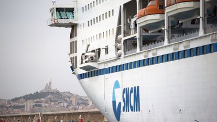 Un bateau de la Soci&eacute;t&eacute; nationale Corse M&eacute;diterran&eacute;e (SNCM) &agrave; quai &agrave; Marseille le 4 juillet 2014. (BERTRAND LANGLOIS / AFP)