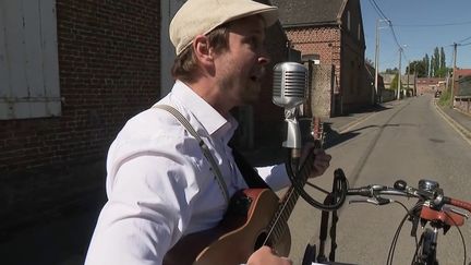 Fête des mères : dans le Nord, un chanteur rend hommage aux mamans