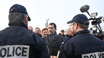 Le ministre de l'Intérieur, Christophe Castaner, en déplacement&nbsp;à Calais (Pas-de-Calais), le 31 janvier 2020. (DENIS CHARLET / AFP)