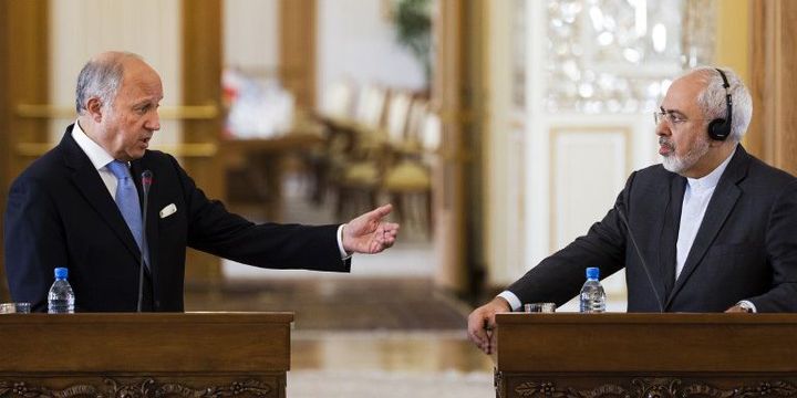 Les chefs de la Diplomatie française et iranienne, Laurent Fabius et Mohammad Javad Zarif, ont encore un chemin semé d'embûches à parcourir avant une normalisation. (Behrouz Mehri/AFP)