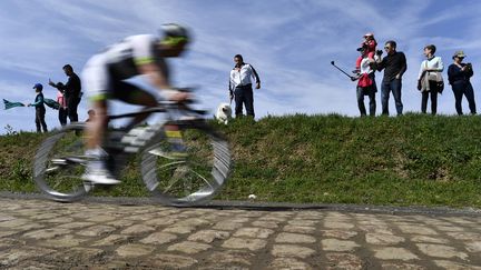 Des spectateurs sur le bord de la route pour la 116e édition du Paris-Roubaix, le 8 avril 2018.&nbsp; (JEFF PACHOUD / AFP)