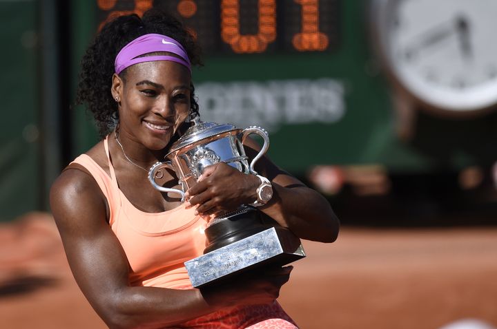 Serena Williams pose avec son trophée lors de la finale de Roland-Garros en 2015 (MIGUEL MEDINA / AFP)